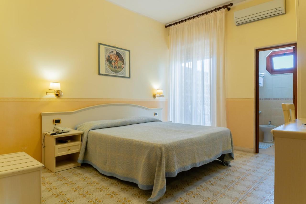 Hotel Riviera Trani Exterior photo