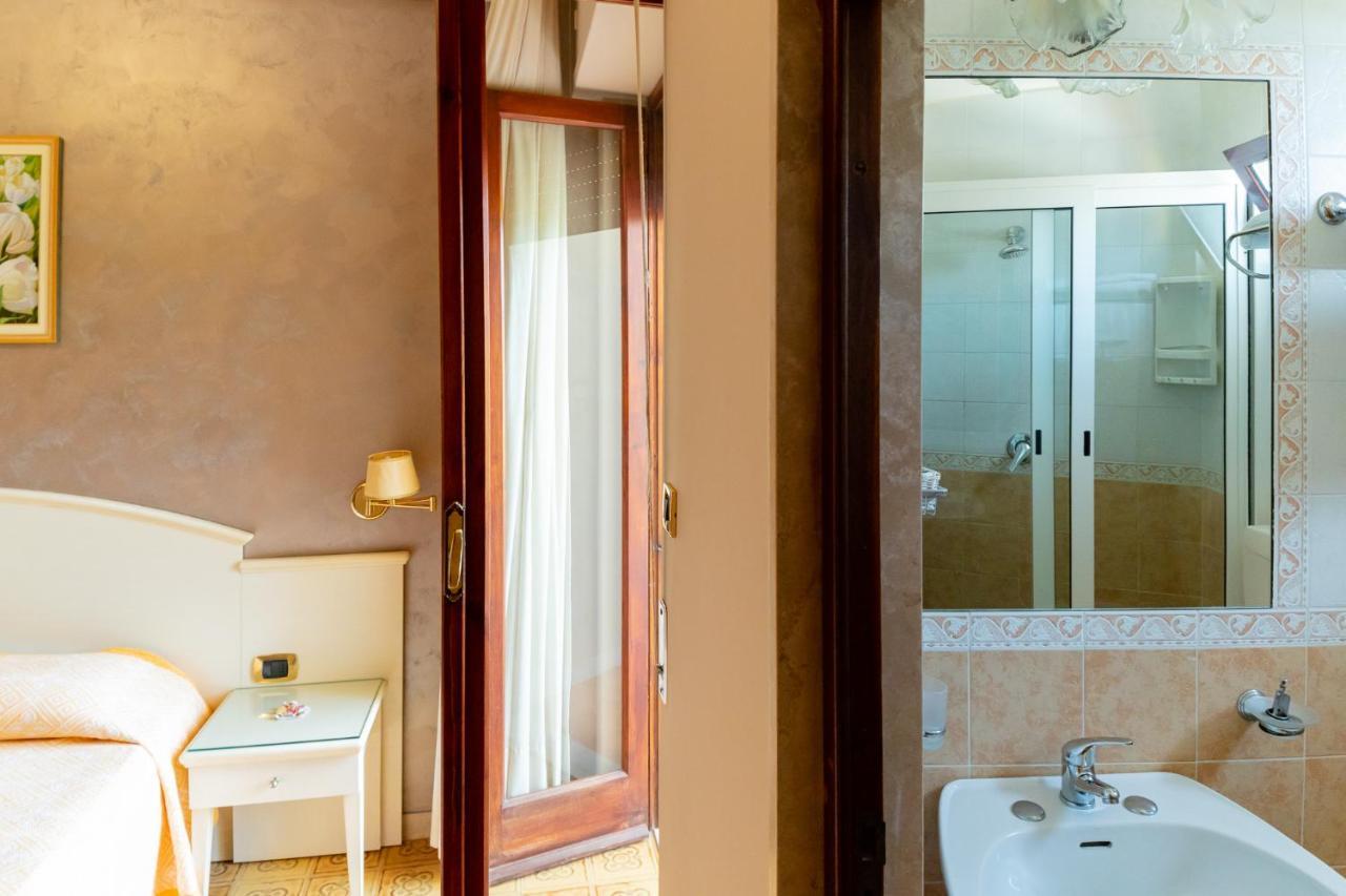 Hotel Riviera Trani Exterior photo